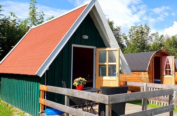 Schlafhütte von außen 