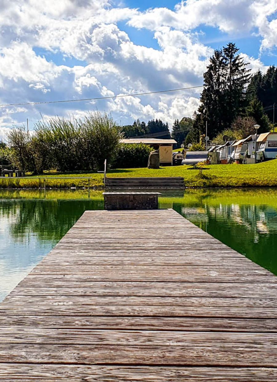 Blick vom Steg auf den Badeweiher
