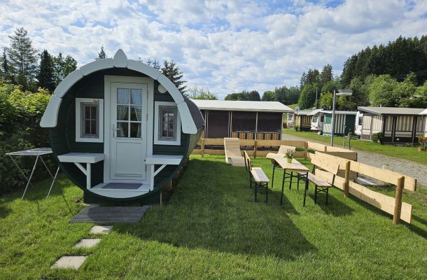 XXL Schlaffass von außen mit Sitz- und Liegemöglichkeiten